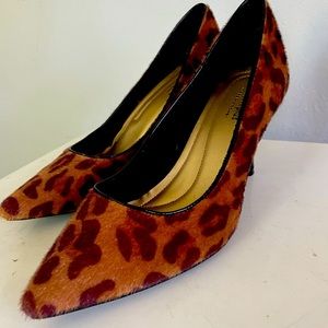 Size 9W comfortable pointed toe fur leopard print cheetah heels